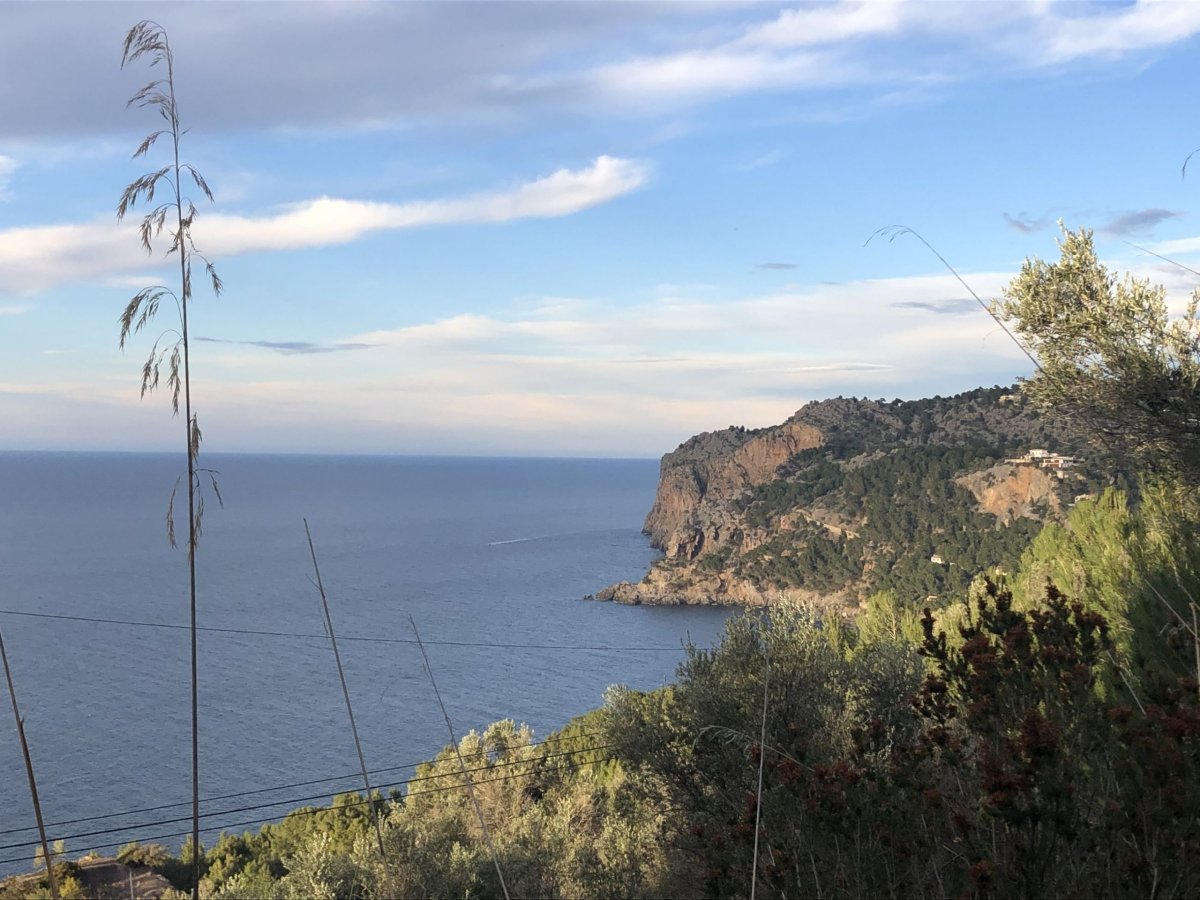 Z cesty bylo hezky vidět pobřeží