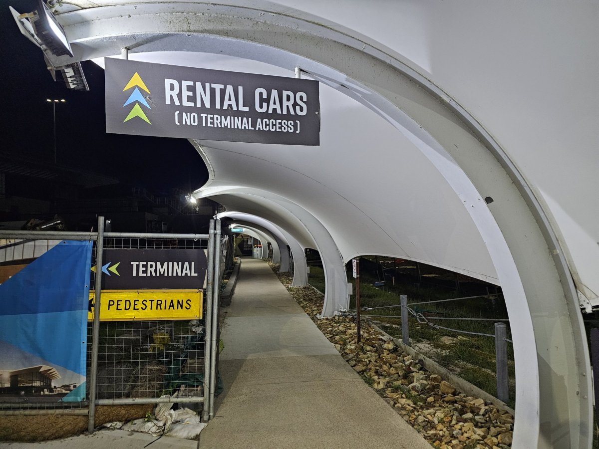 Chodník k autopůjčovnám na letišti Newcastle