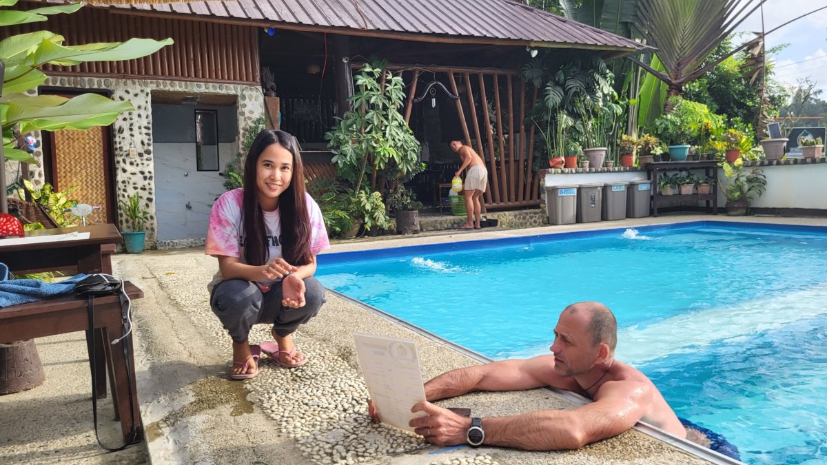 Tajfun se blíží a ona se pořád usmívá :)