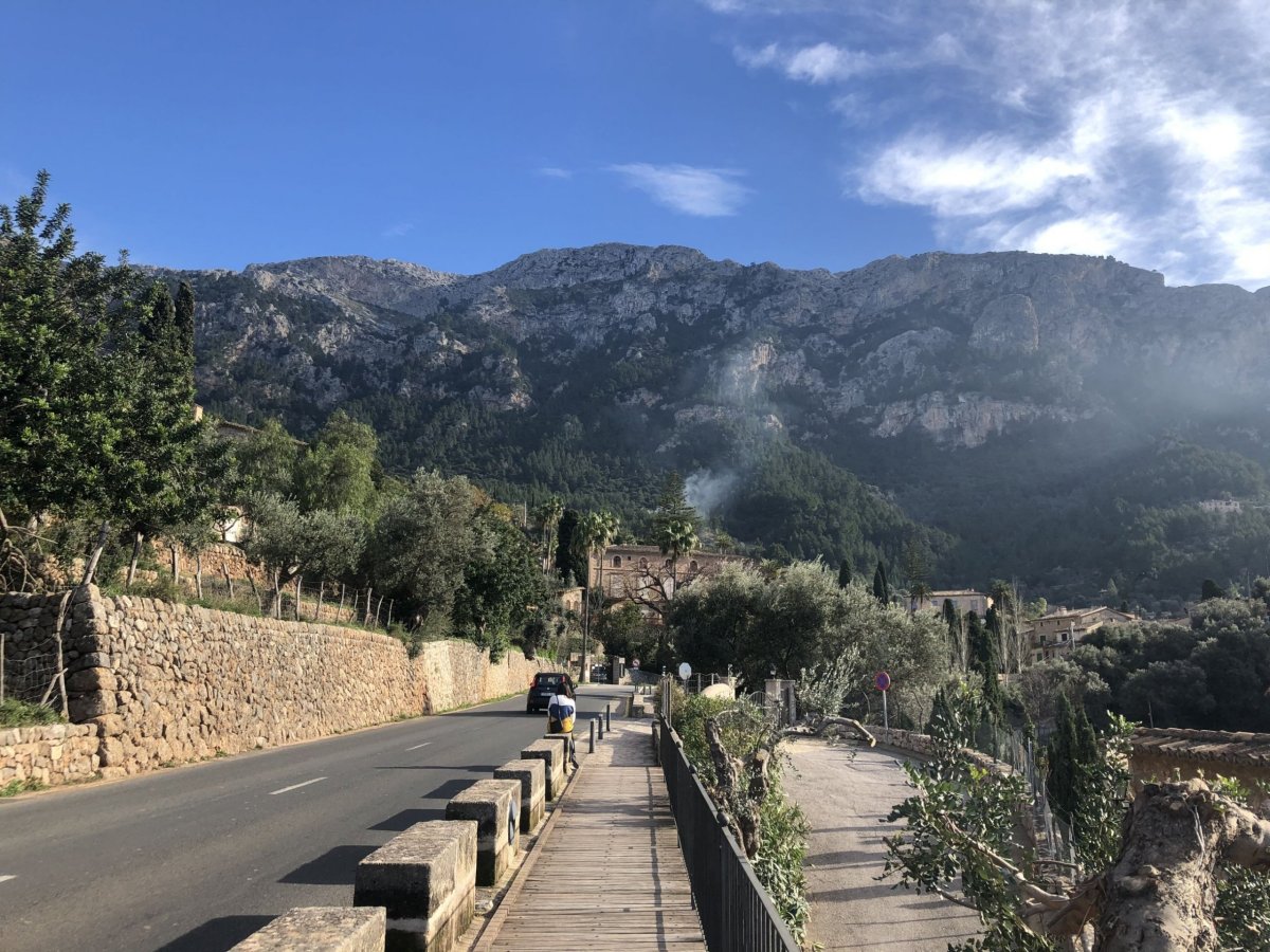 Již u silnice při pohledu zpět