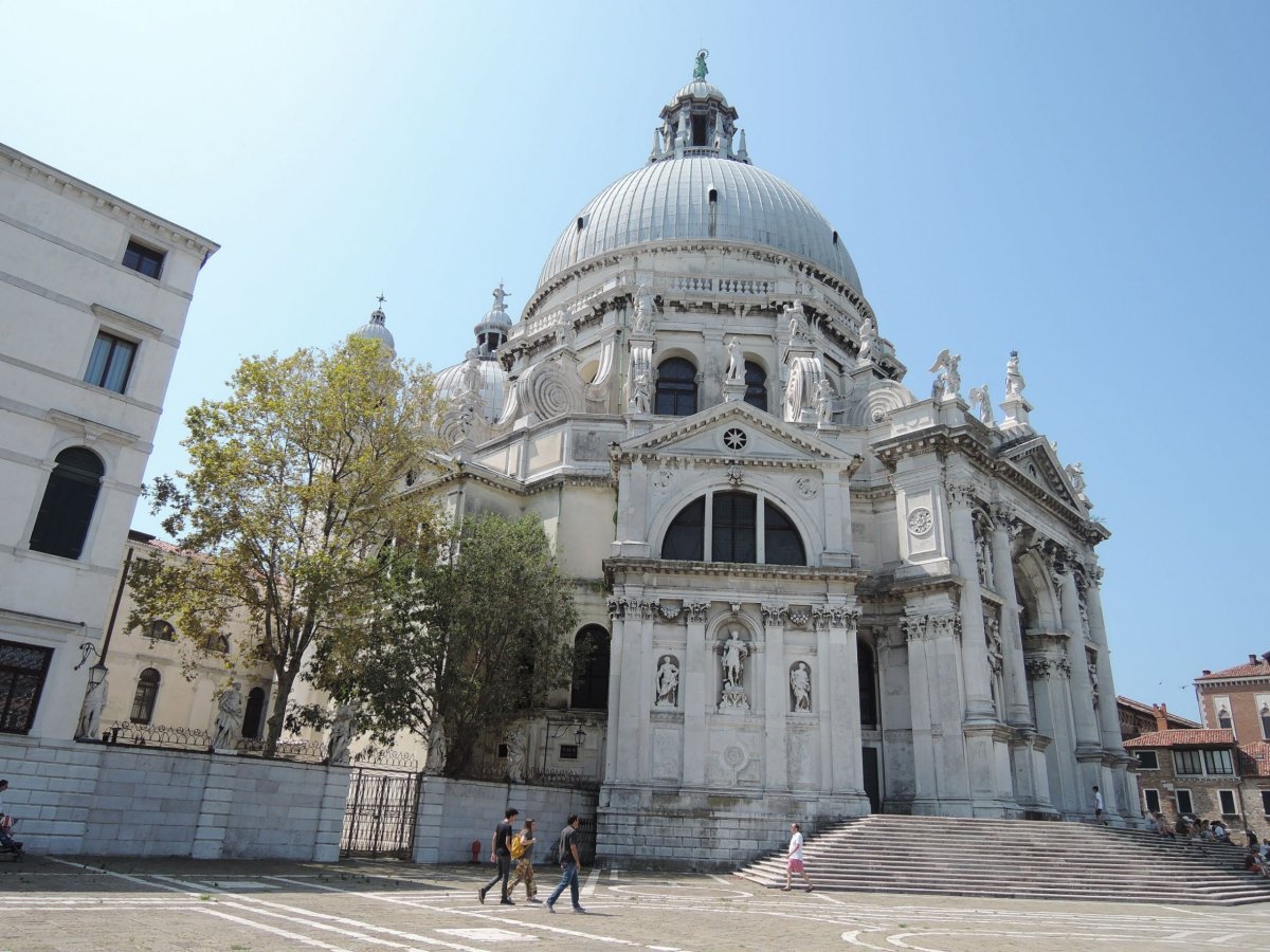 Symbolicky velká kopule představuje korunu Panny Marie, vpadlý interiér její lůno a osm boků kostela osm bodů na její symbolic