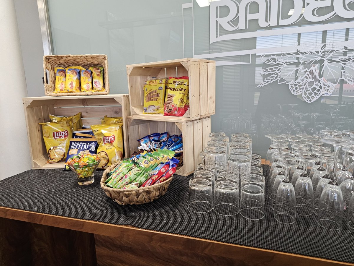 Sladkosti, chipsy a slané pochutiny