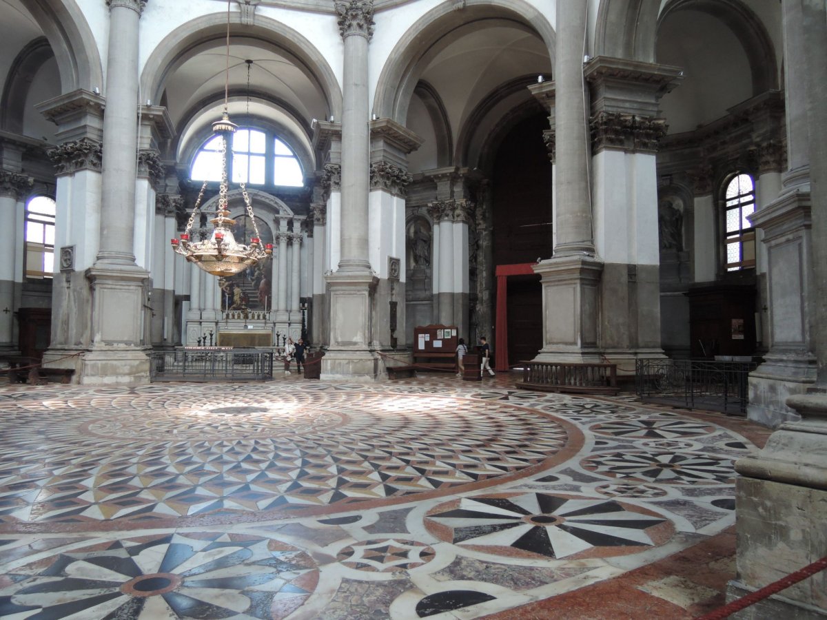 Kostel má byzantský, kruhový tvar