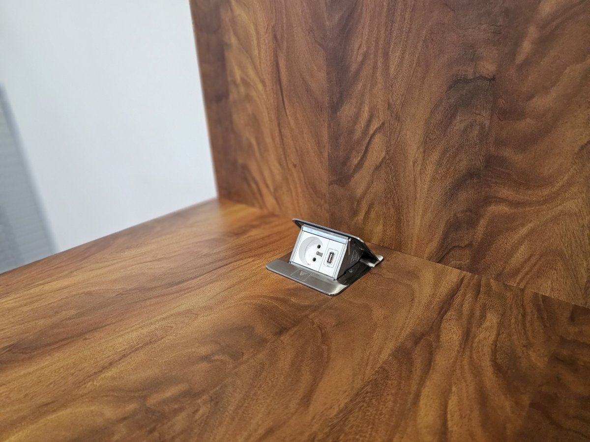 Zásuvky a USB konektory