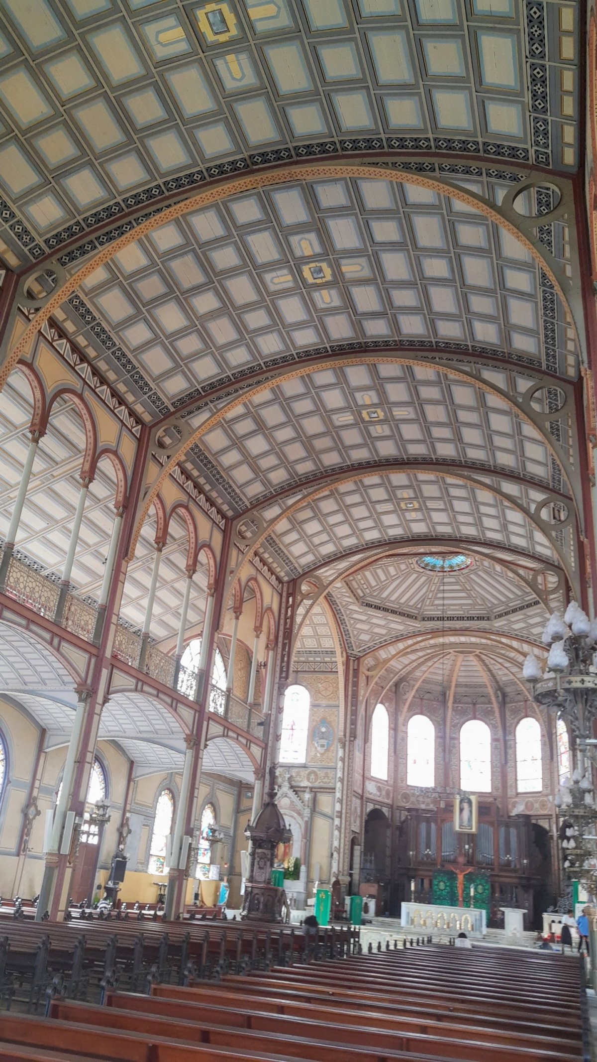 s kovovou konstrukcí