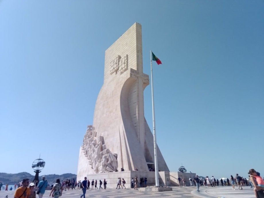 Památník zámořských objevů na pobřeží.