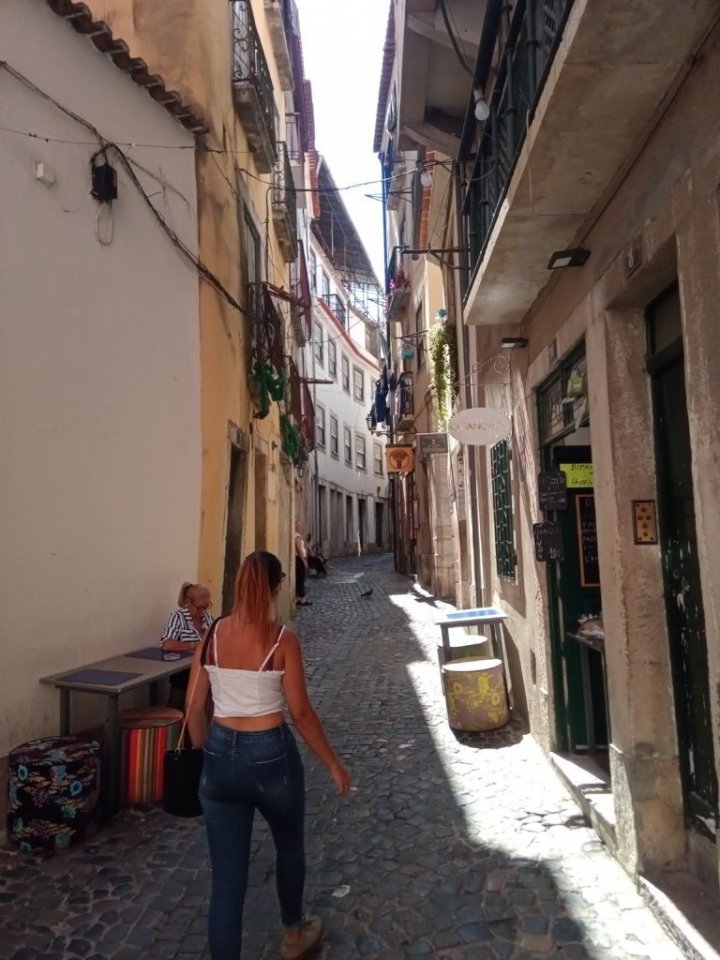 Uličky čtvrti Alfama.