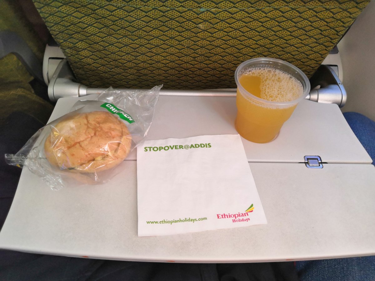 Kuřecí bulka a ananasový džus jako občerstvení