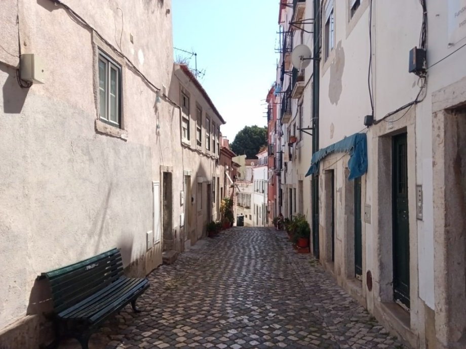Jedna z uliček čtvrti Alfama.