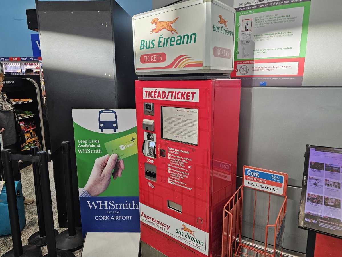 Automat na jízdenky uvnitř příletové haly