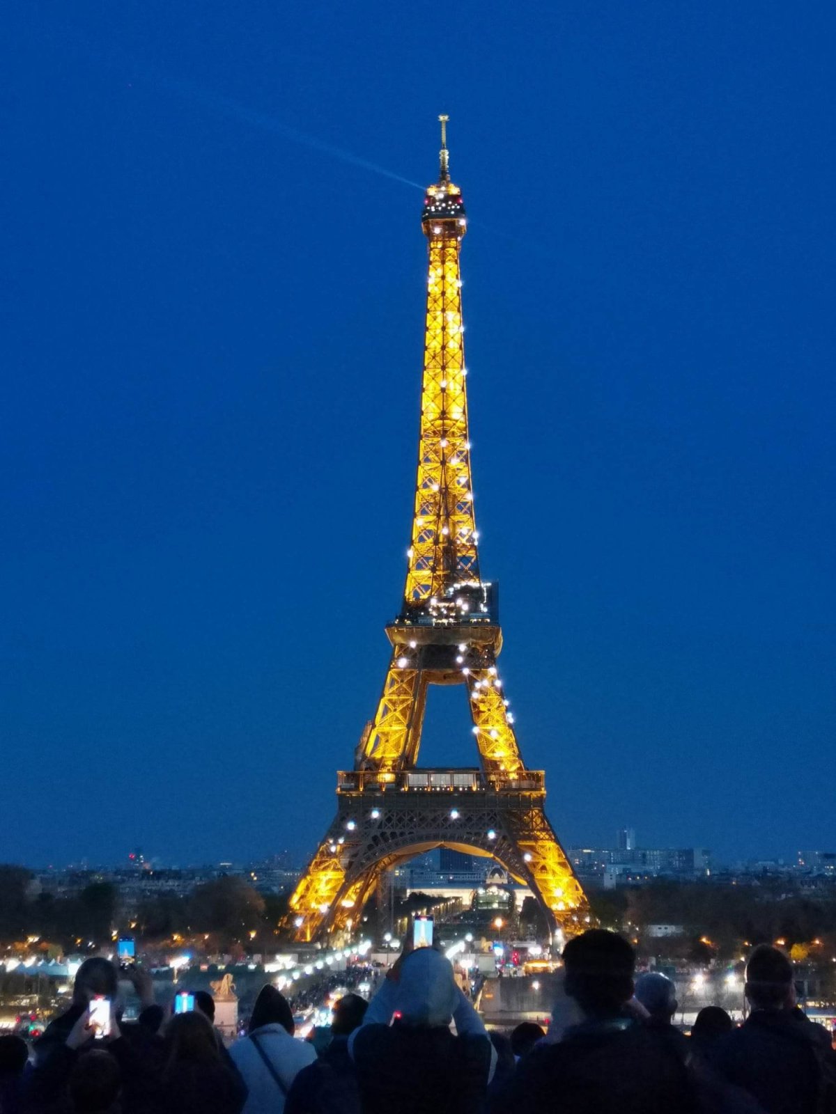 A osvětlená Eiffelovka je taky krásná.