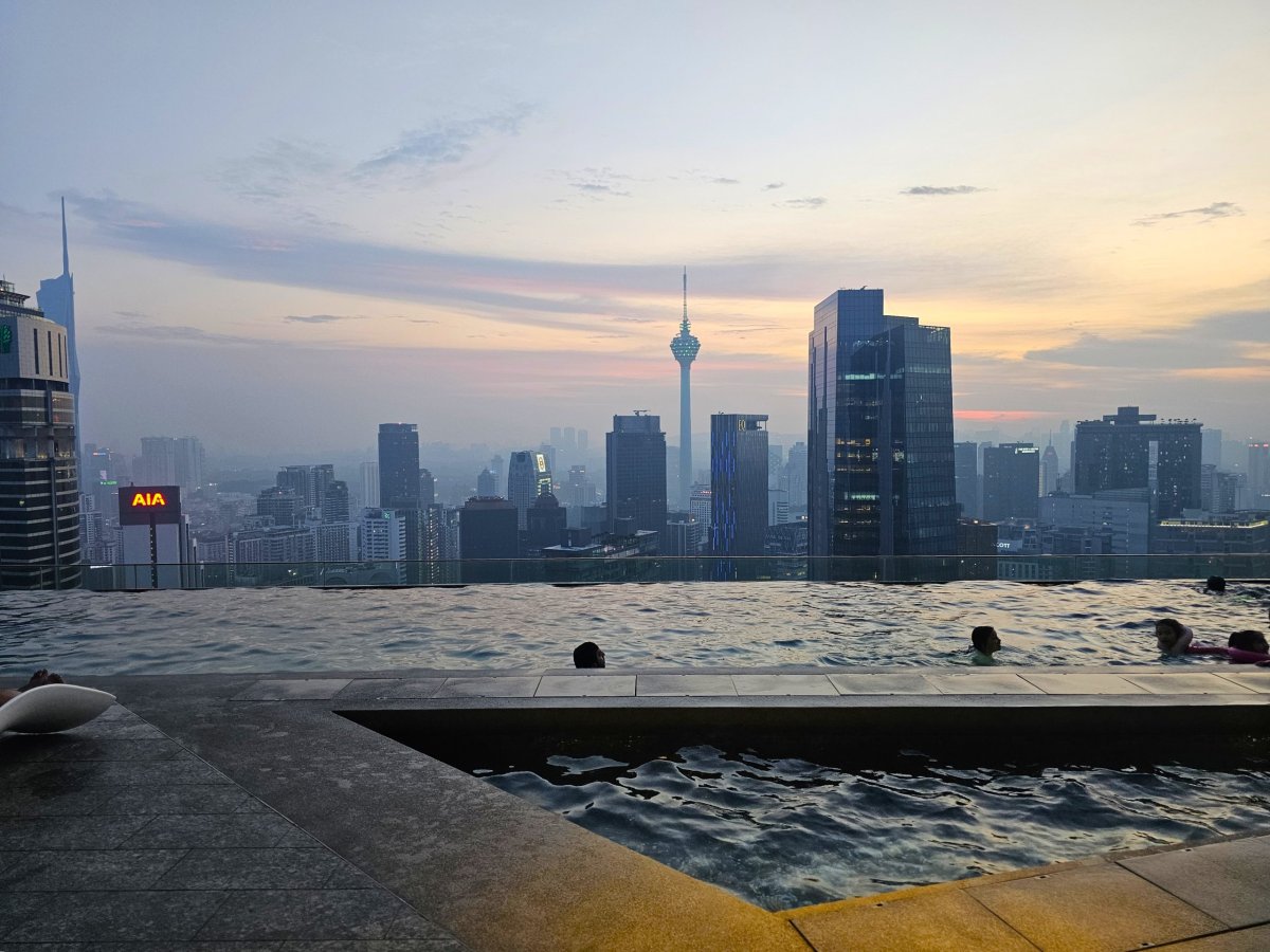 Střešní bazén večer