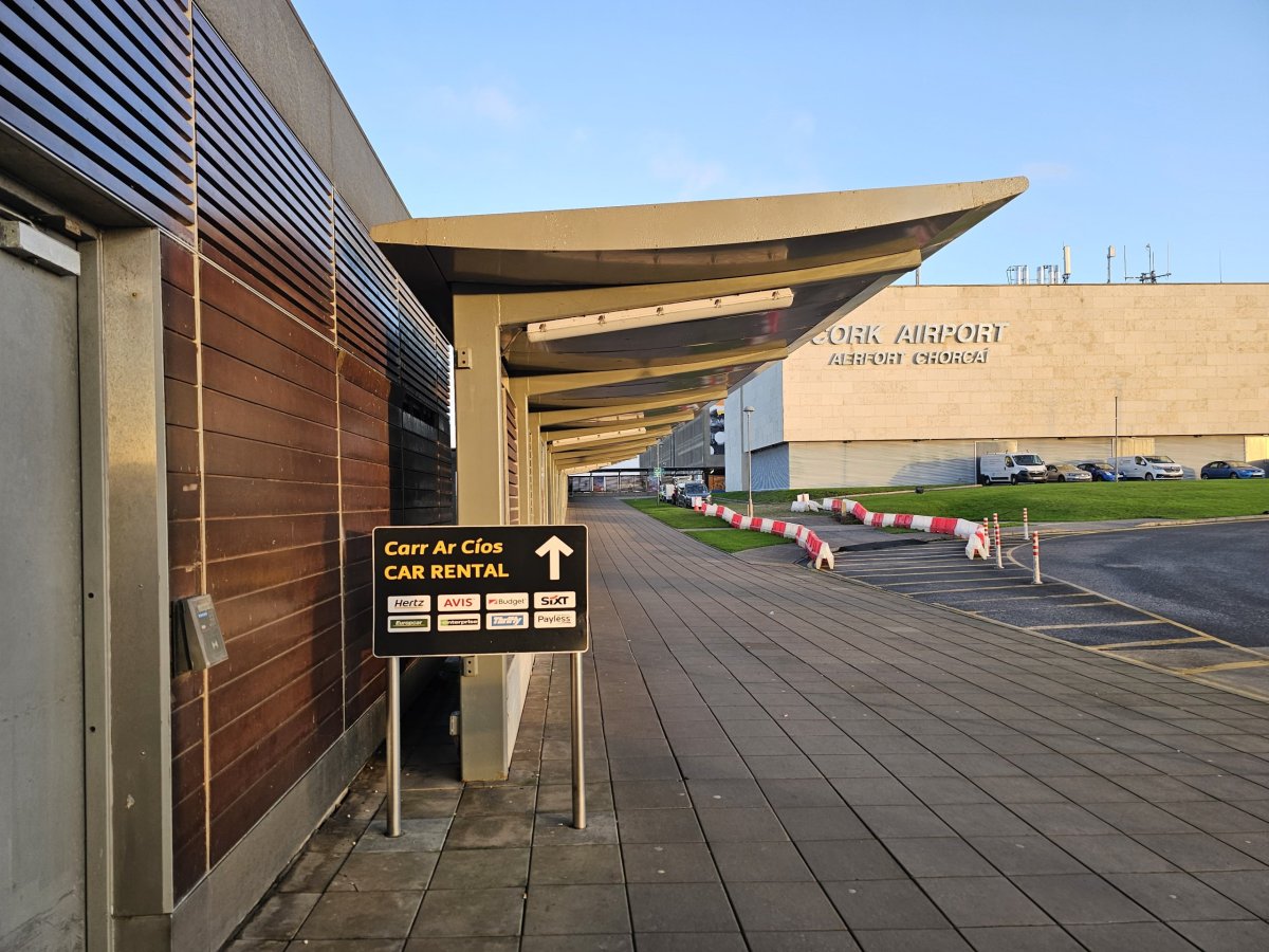 Cesta na parkoviště autopůjčoven