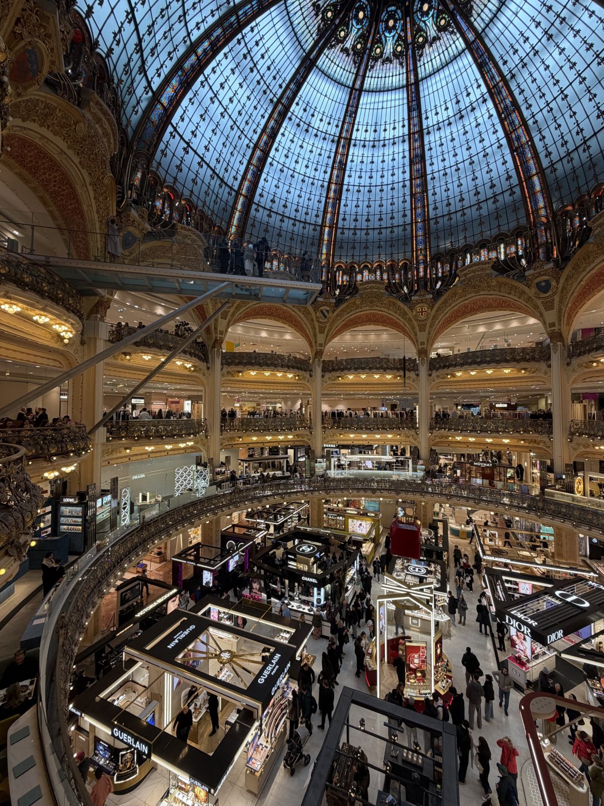 Uvnitř Galerie Lafayette