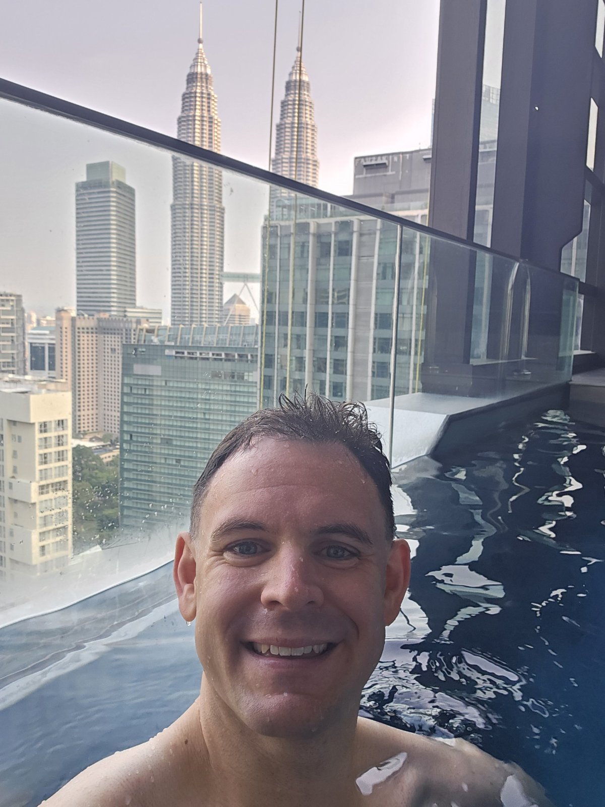 Já v bazénu na balkoně pokoje