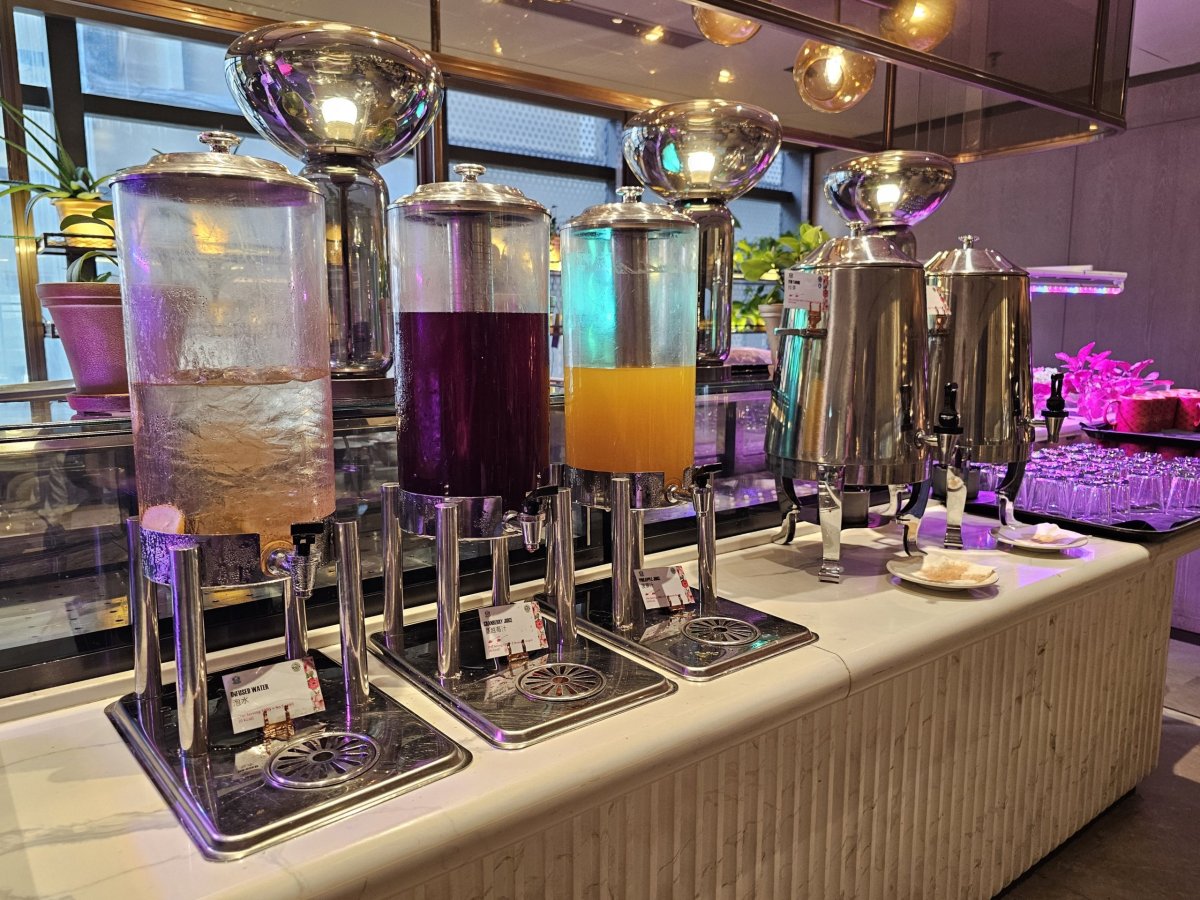 Nabídka džusů a malajského čaje