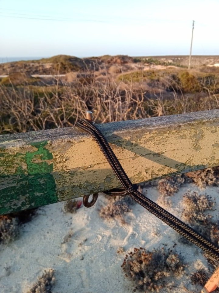 Detail zakotvení. Ještě že je nahoře ten šroubeček.