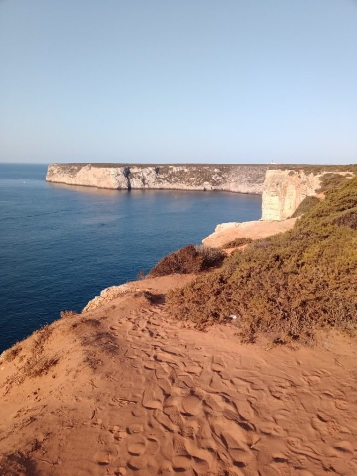 V dáli jde ještě vidět maják na Mysu sv. Vincenta.
