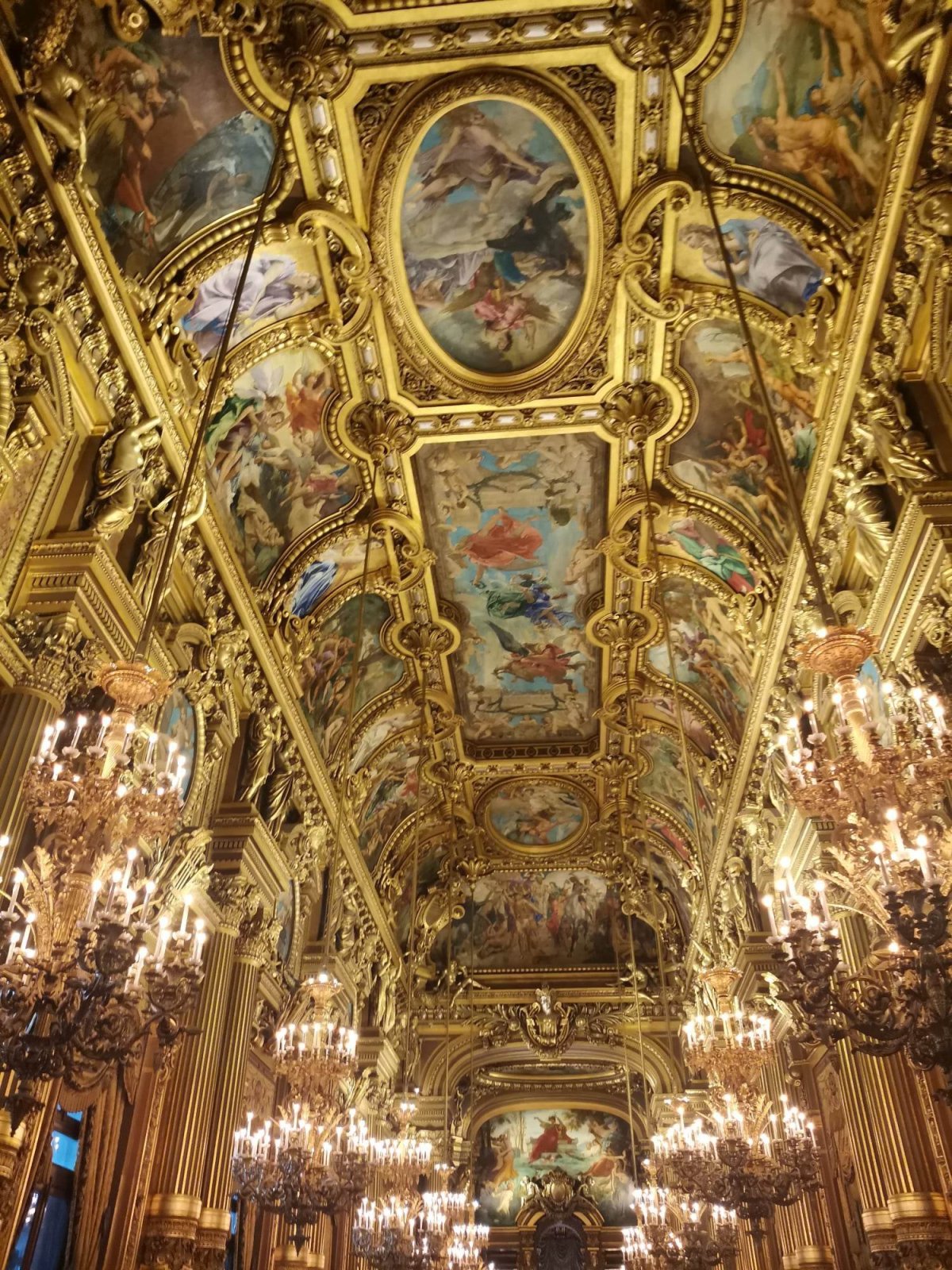 Opera Garnier se může pyšnit především nádhernou výzdobou.
