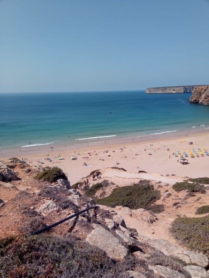 Pohled na pláž při odchodu.