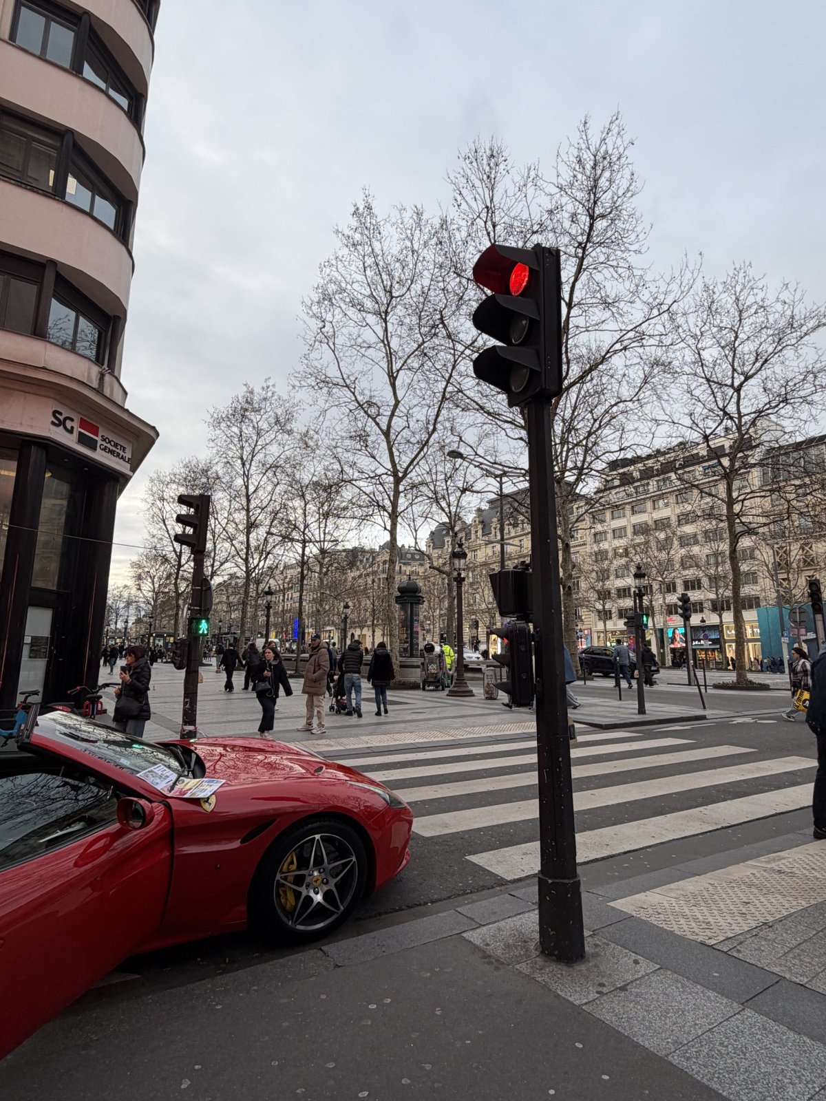 Fefe zaparkované na Champs Élysées