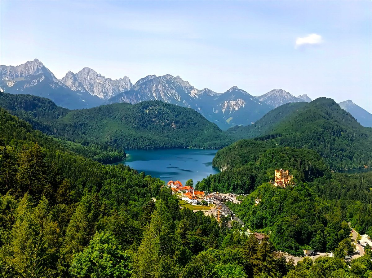 pohled z balkonu (zámek Hohenschwangau + Alpsee)