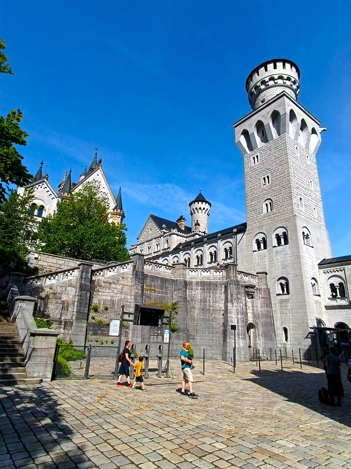 Neuschwanstein - nádvoří s turnikety