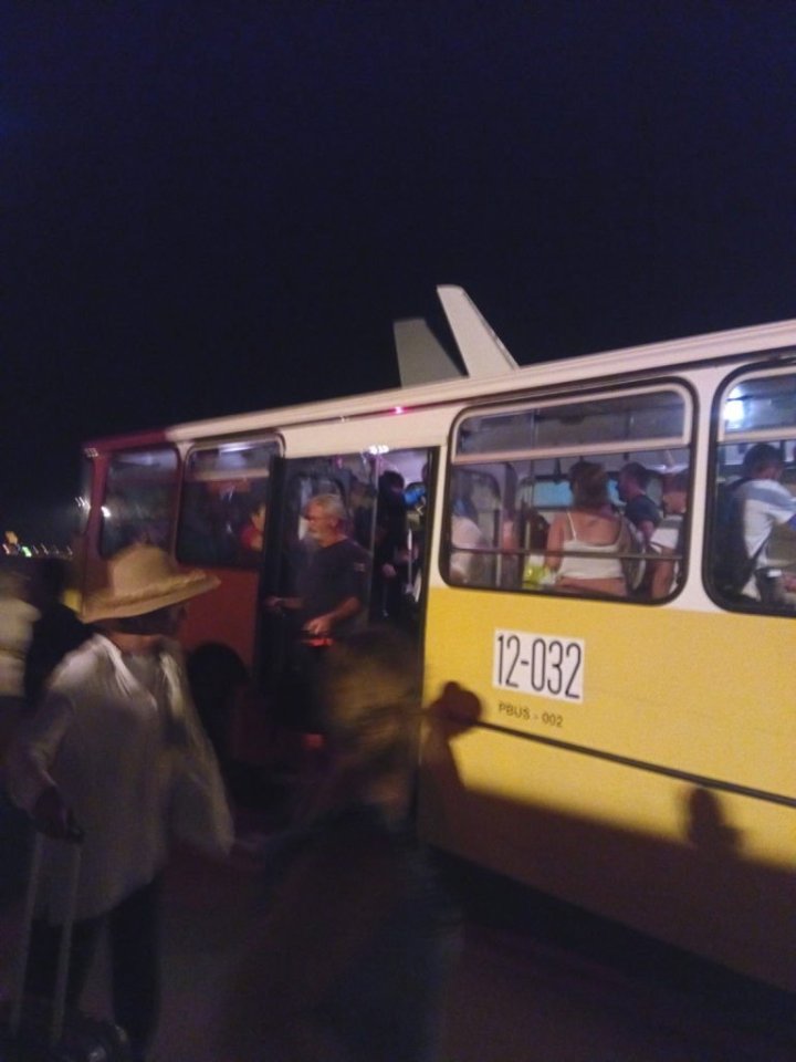 Na rozdíl od budovy, letištní autobusy příliš moderní nejsou.