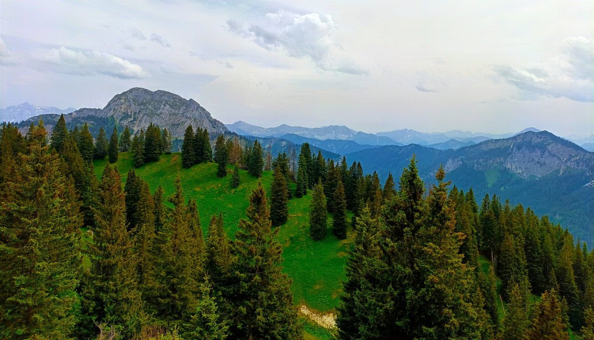 Tegelberg - výhled do Rakouska (Zugspitze zcela vlevo)