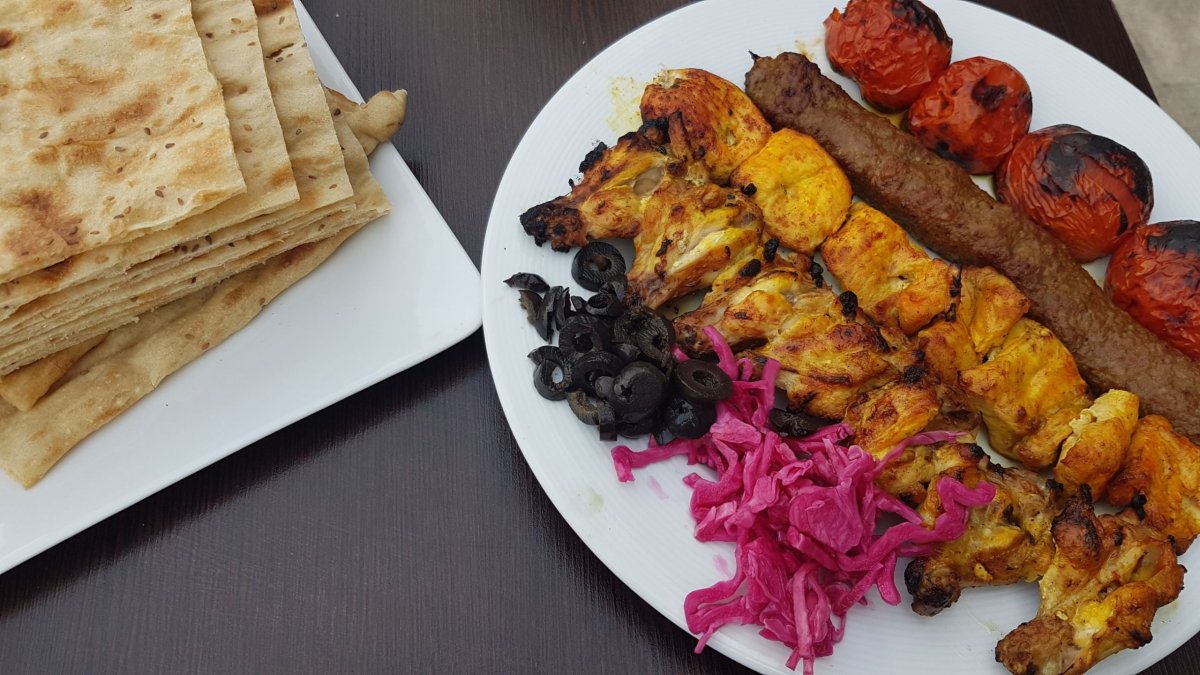 kebab z kuřecích křídel, kuřecích prs a mletého jehněčího