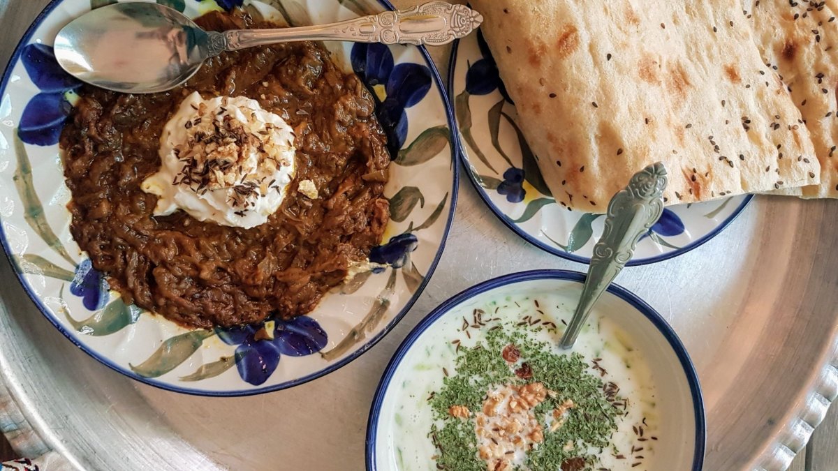 Kashk-e Bademjan a Mast-o-khiar v restauraci Kalhor Cafe