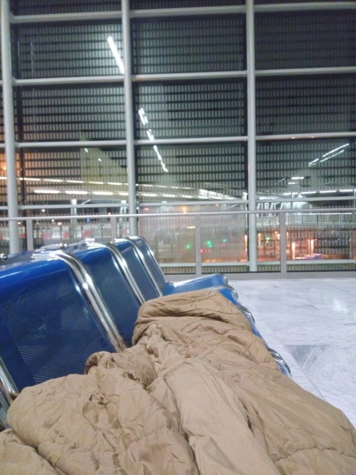 Na letišti v Bordeaux mě čeká další dobrodružná noc.