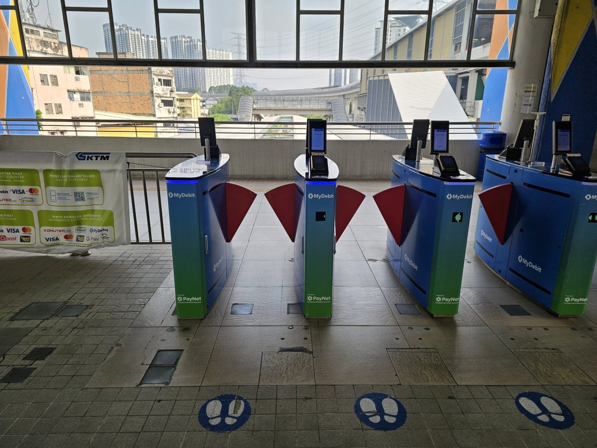 Turnikety ve stanicích vlaků KTM