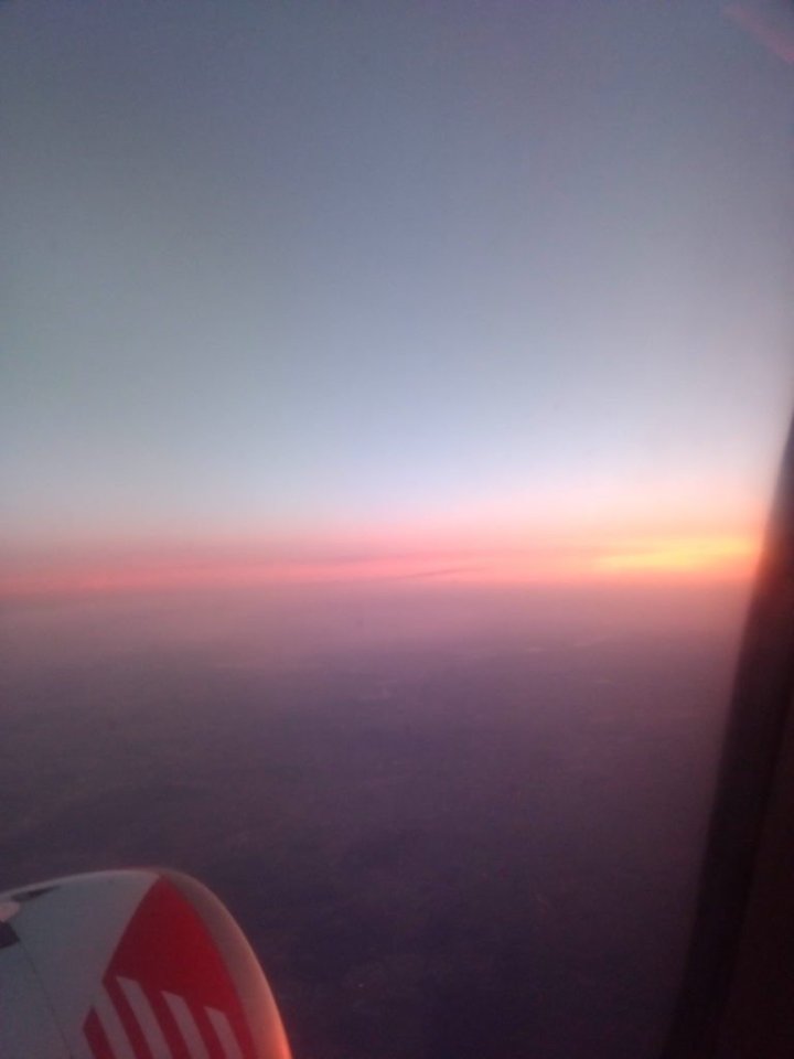 Východ slunce z paluby letadla. 🙂