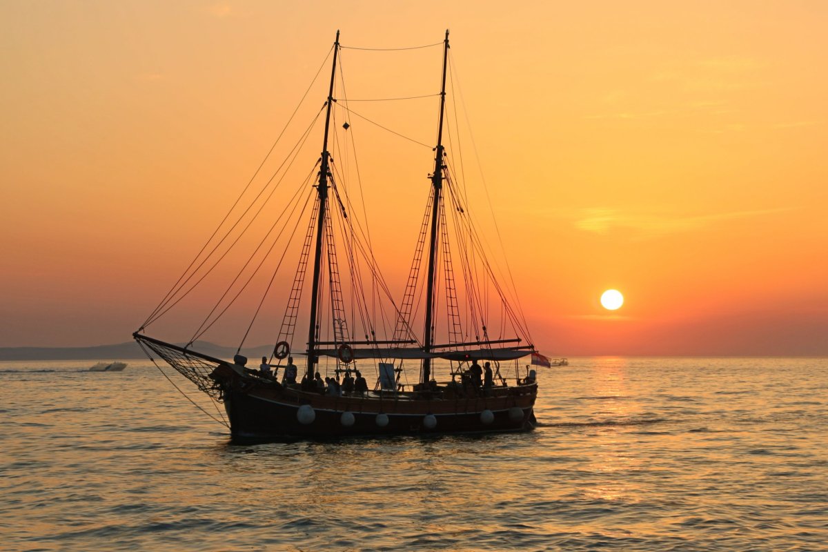 Západ slunce s lodí v Zadaru