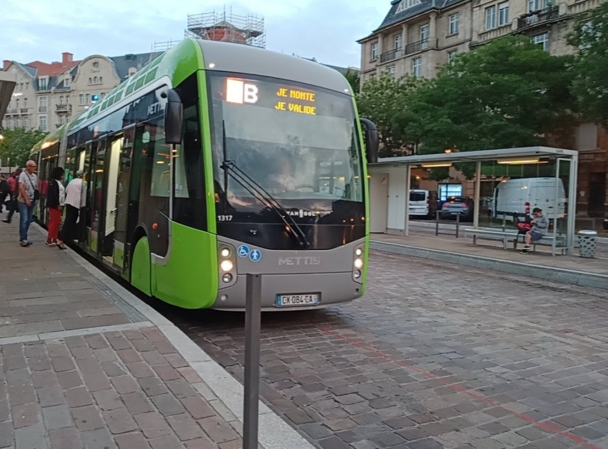 Město Metz, Tramvajbus, vozidlo vzhledem připomínající tramvaj 