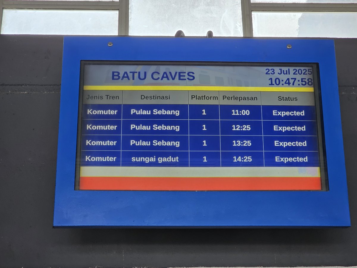 Informační tabule ve stanici Batu Caves