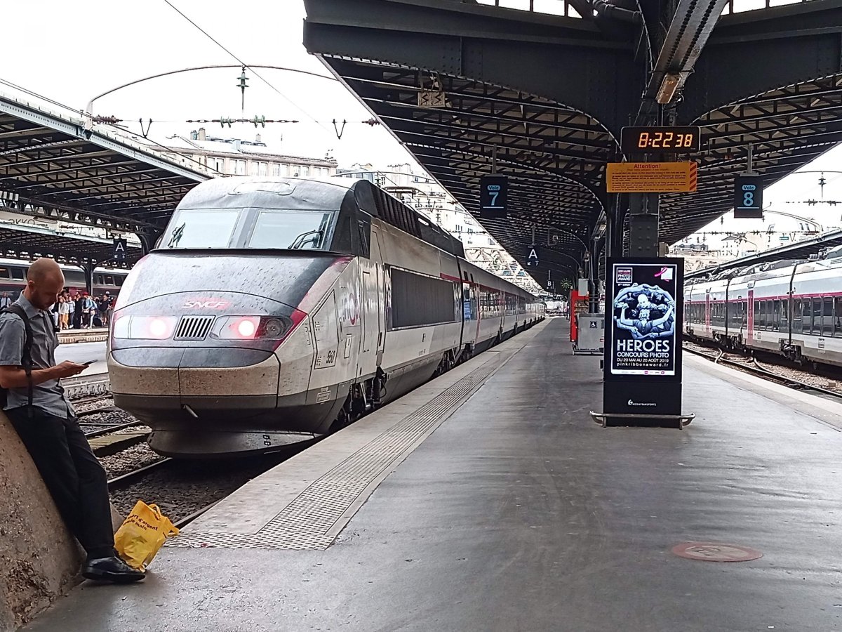 Souprava TGV ,,vedle"
