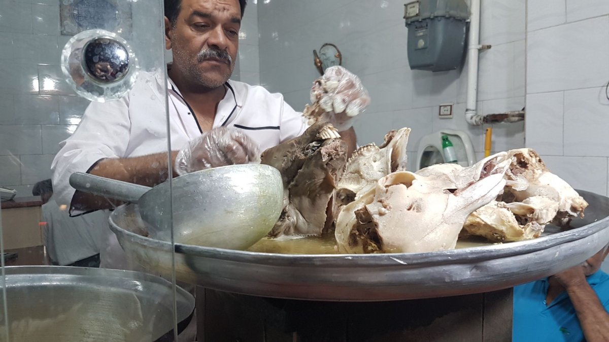 Okýnko na ulici s Kalleh Pache.