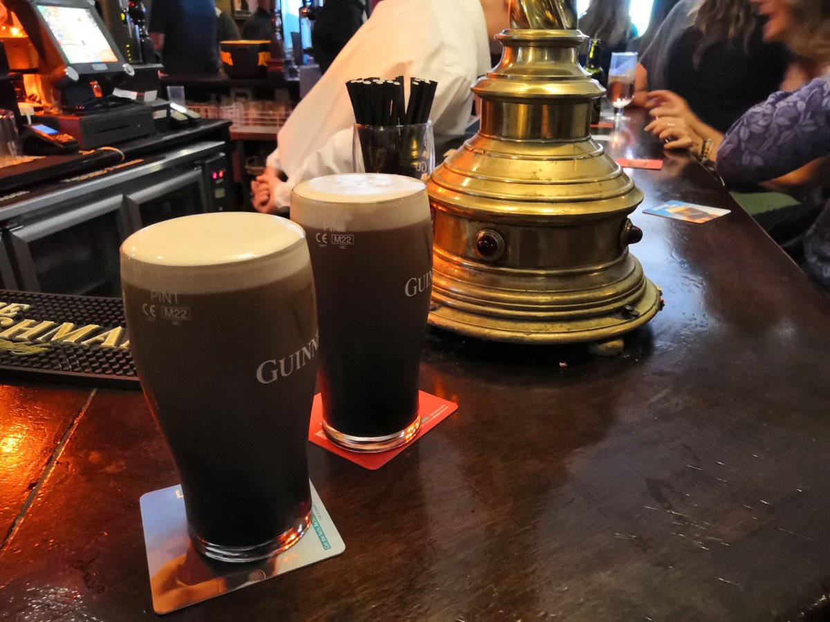 Krásně natočená pinta Guinnesse