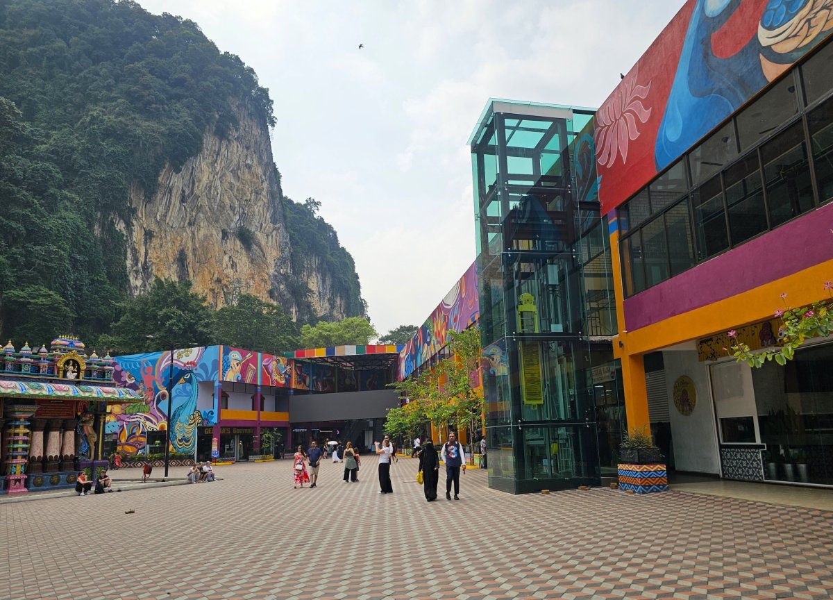 Obchody se suvenýry a restaurace