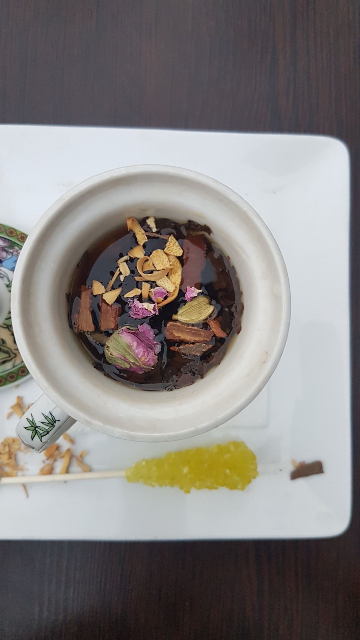 Do čaje si můžete přidat růže, pomerančovou kůru, kardamon a skořici.