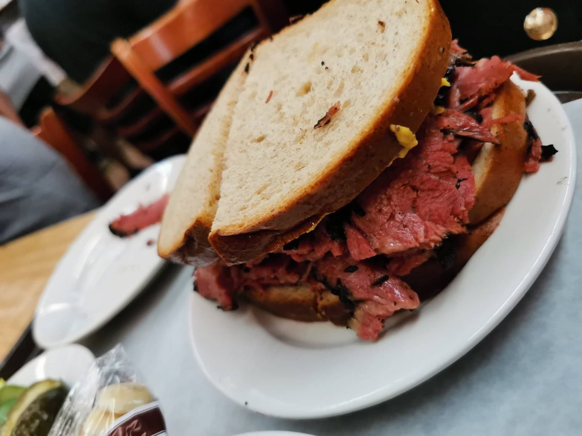 Když na pastrami, tak do Katz Deli