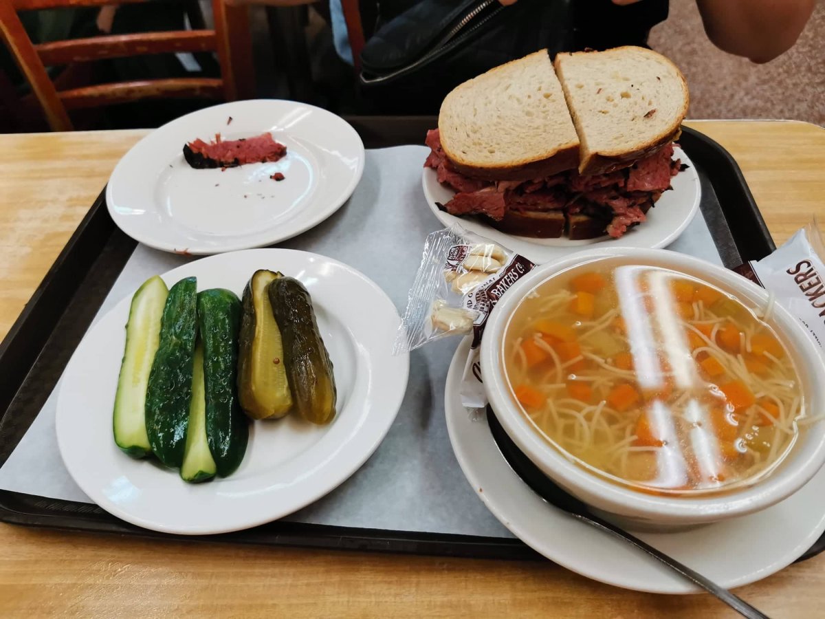 V Katz Deli si můžete dát i klasický kuřecí vývar.