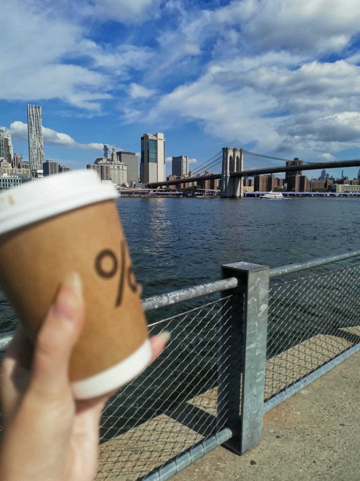 Káva kousek od Brooklynského mostu z domácí pražírny.