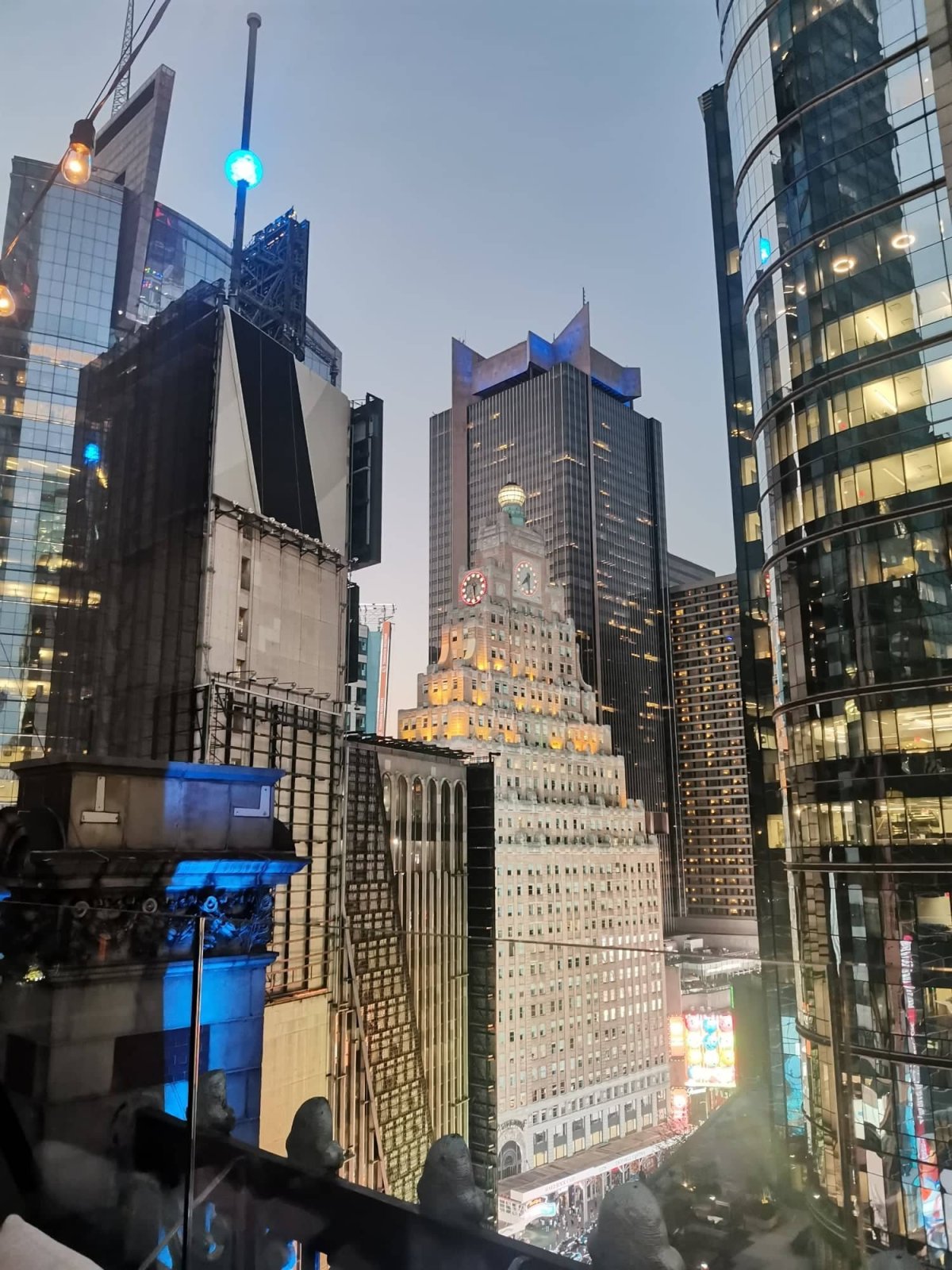 A třeba takovýhle výhled můžete mít pokud se posadíte na drink někam do rooftop baru.