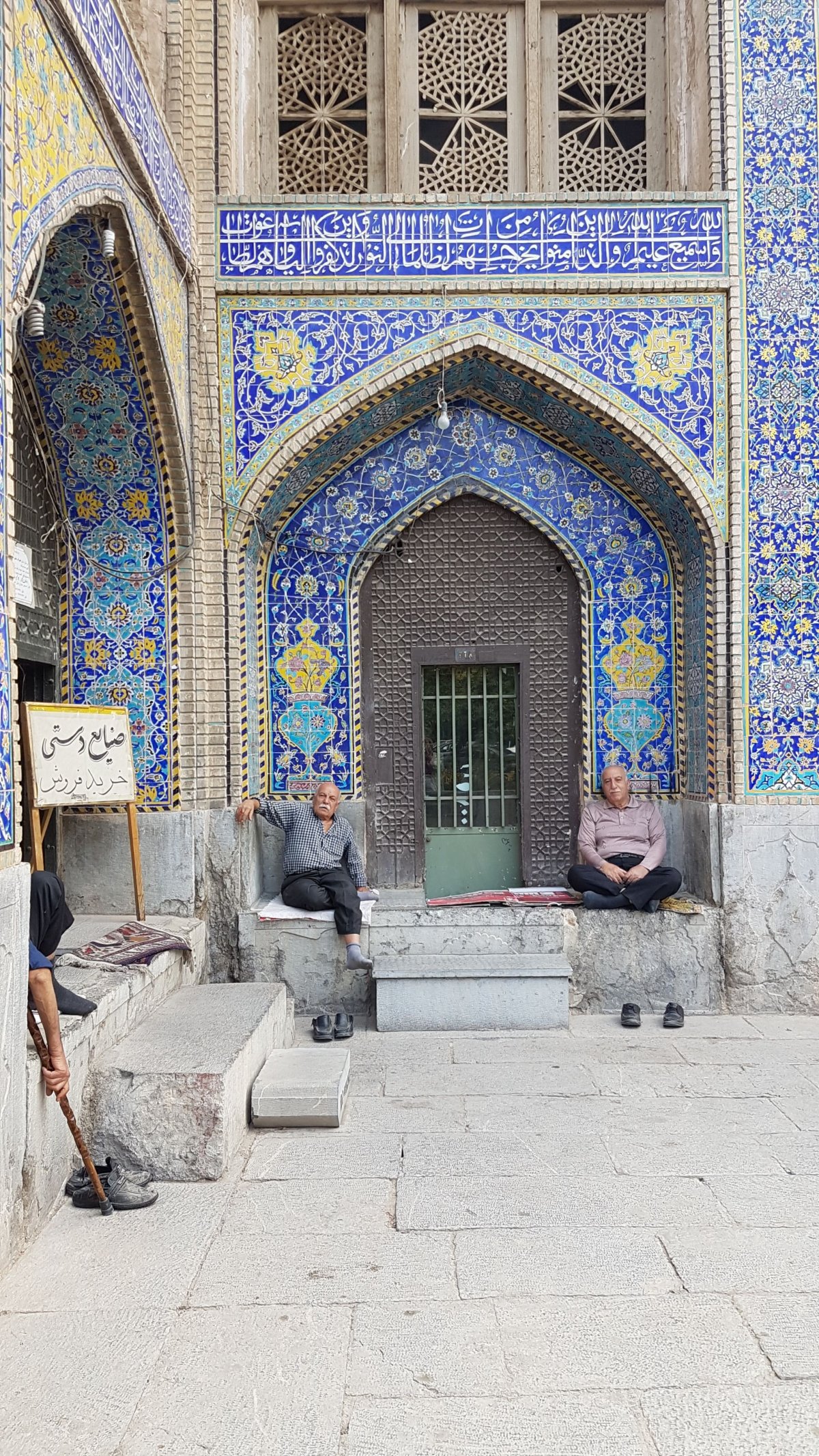 Pánové před Seyed mešitou.