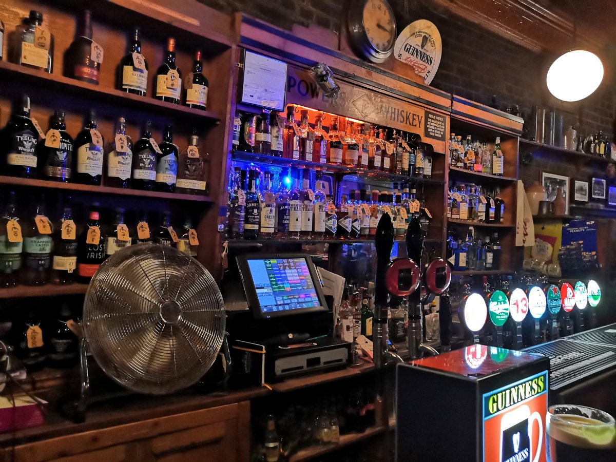 Výběr whiskey v baru Fallon's