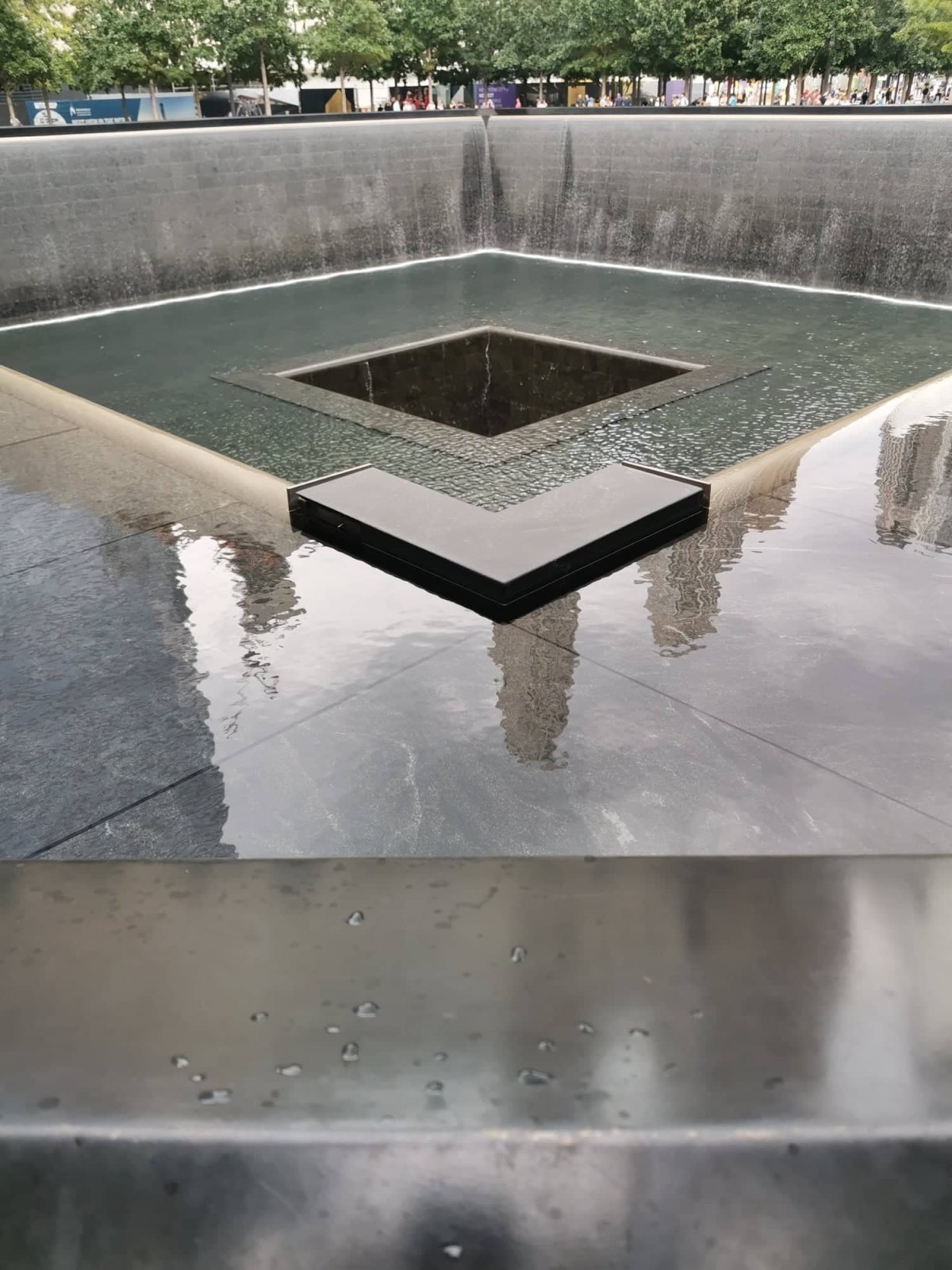 Památník událostí 11. září, pod nímž je pěkně zpracované muzeum