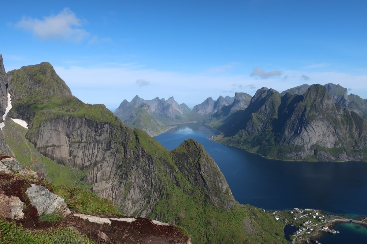 fjord s osadou, kam se dá dostat jen trajektem